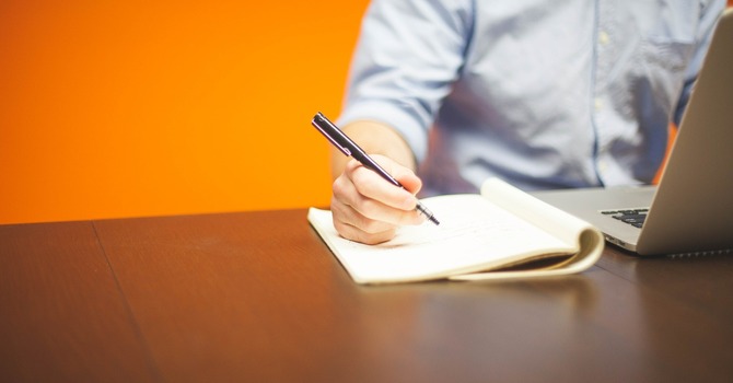 How to Sit at Your Desk Comfortably image